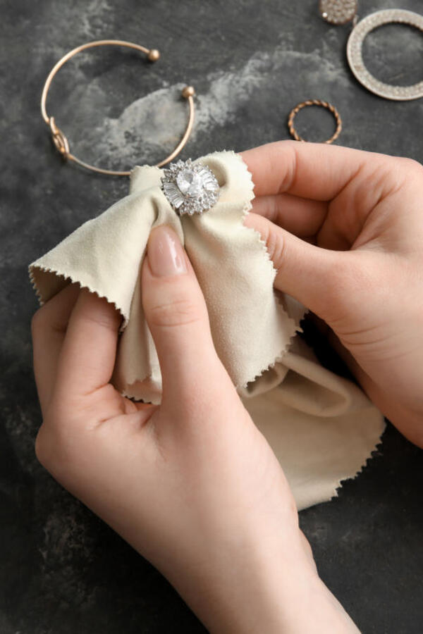 Kako očistiti srebrni nakit? Uz pomoć ovog efikasnog sredstva od samo 2 sastojka blistaće kao da ste ga tek kupili