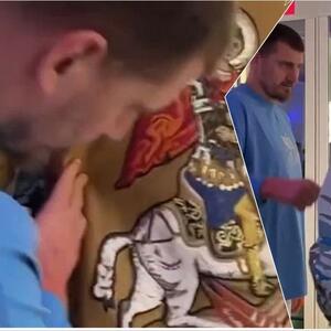 Idealna za "slavu kod njenih" i taaako skupa! Sve što ste hteli da znate o jakni sa Sv. Đorđem koja je oduševila Jokića