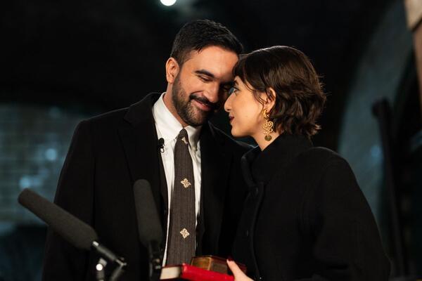 1 stajling, 2 mantila & nezaboravan look! Prva dama Njujorka je najsmelija žena političara, a juče je pomerila granicu