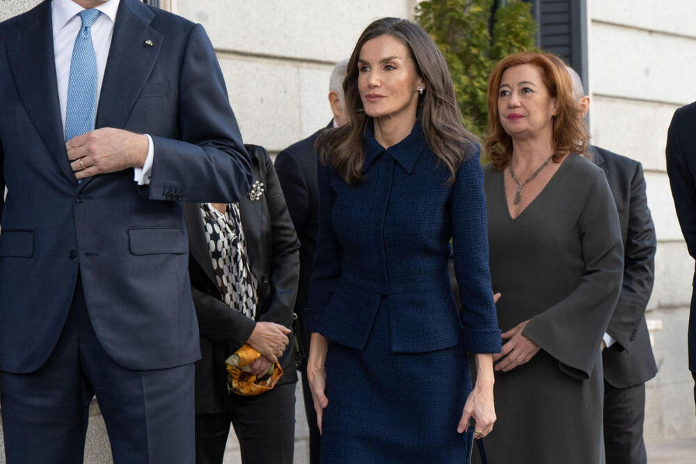 <p>Kraljica Leticija od Španije diktira modne trendove i uvek nam servira sjajna izdanja. Poznata je po tome što voli da reciklira garderobu, pa i cipele, a ove su toliko udobne, da ih nosi osmi put.</p>