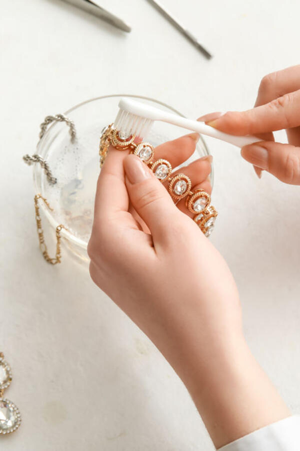 Kako očistiti zlatni i pozlaćeni nakit? Jednostavan način da vaše omiljene minđuše ponovo sijaju