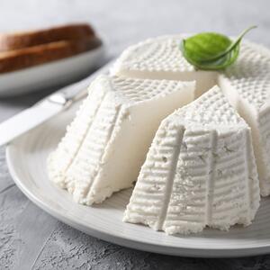 Kako napraviti domaći sir kod kuće? Ne morate imati kravu, treba vam samo 2 sastojka i već ih imate u kuhinji