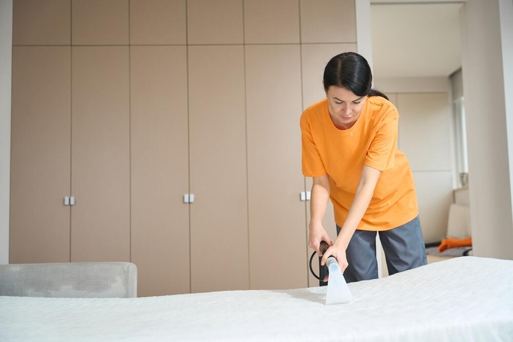 PAROČISTAČEM SE NE SME ČISTITI TAPACIRANI NAMEŠTAJ 