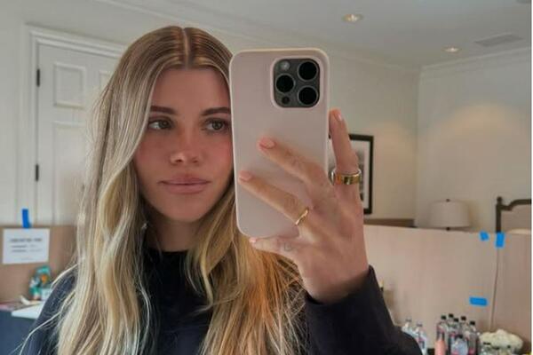 Neće se ocrtati "kifla" na stomaku, a udoban poput pidžame: Komplet Sofije Riči u kojem ćete vizuelno imati 10 kg manje