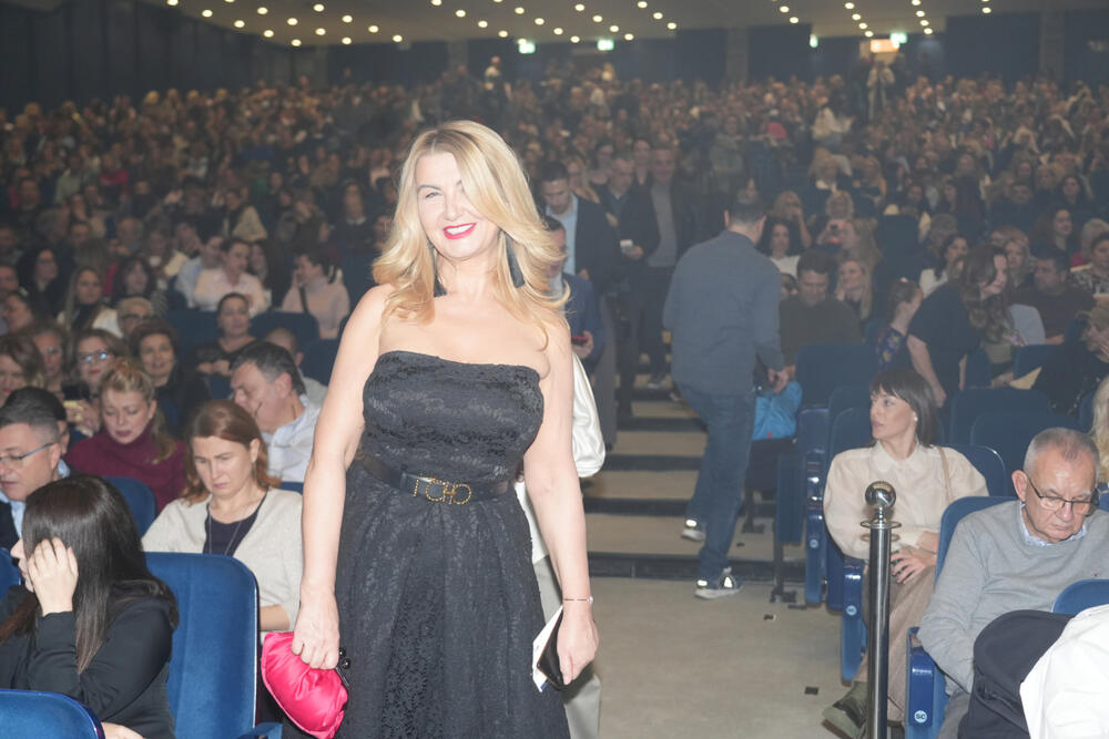 <p>Jedna od najomiljenijih regionalnih muzičkih zvezda, Nina Badrić, nastupila je u Sava Centru sa posebnim akustičnim koncertom Nina Unplugged, u kultnoj Plavoj dvorani.</p>