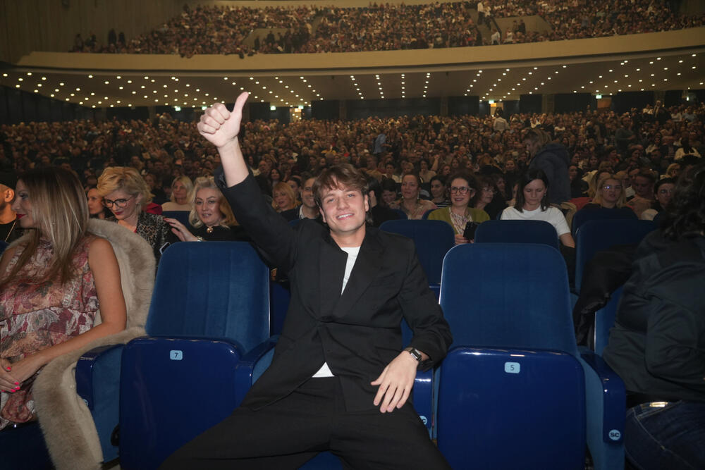 <p>Jedna od najomiljenijih regionalnih muzičkih zvezda, Nina Badrić, nastupila je u Sava Centru sa posebnim akustičnim koncertom Nina Unplugged, u kultnoj Plavoj dvorani.</p>