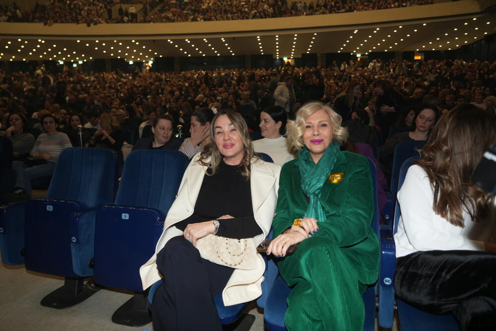 <p>Jedna od najomiljenijih regionalnih muzičkih zvezda, Nina Badrić, nastupila je u Sava Centru sa posebnim akustičnim koncertom Nina Unplugged, u kultnoj Plavoj dvorani.</p>