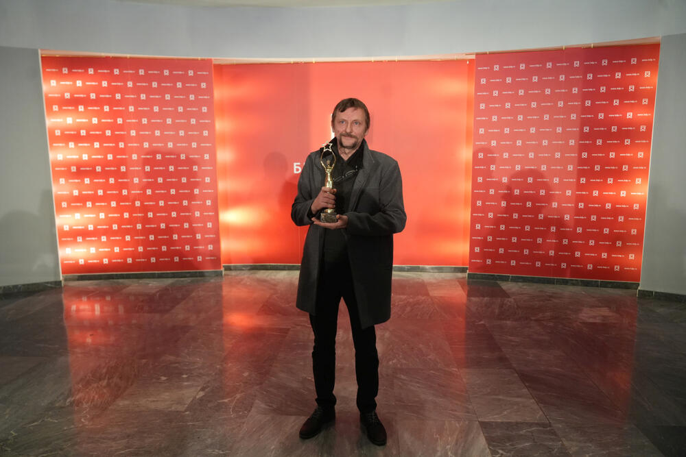 <p>Rečenica koja se poput groma prolomila sa scene - Ne vredim toliko, ljudi - ostala je i najjači utisak ove zaista posebne dodele nagrada u Beogradu&nbsp;</p>