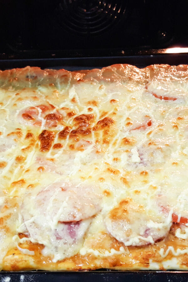 Umoči, poređaj i za 15 minuta gotova večera: Složenac od starog hleba zbog kojeg ni okrajak nikad više nećete baciti