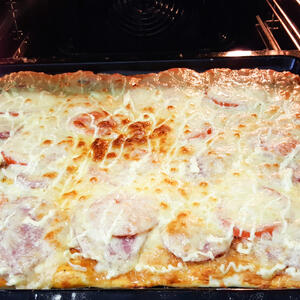 Umoči, složi i za 15 minuta gotova večera: Složenac od starog hleba zbog kojeg ni okrajak nikad više nećete baciti