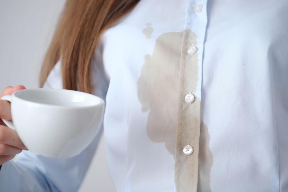 Kod pranja fleka od čaja i kafe postoji jedan vrlo važan trik: počnite hladnom, pa pređite na vruću vodu!