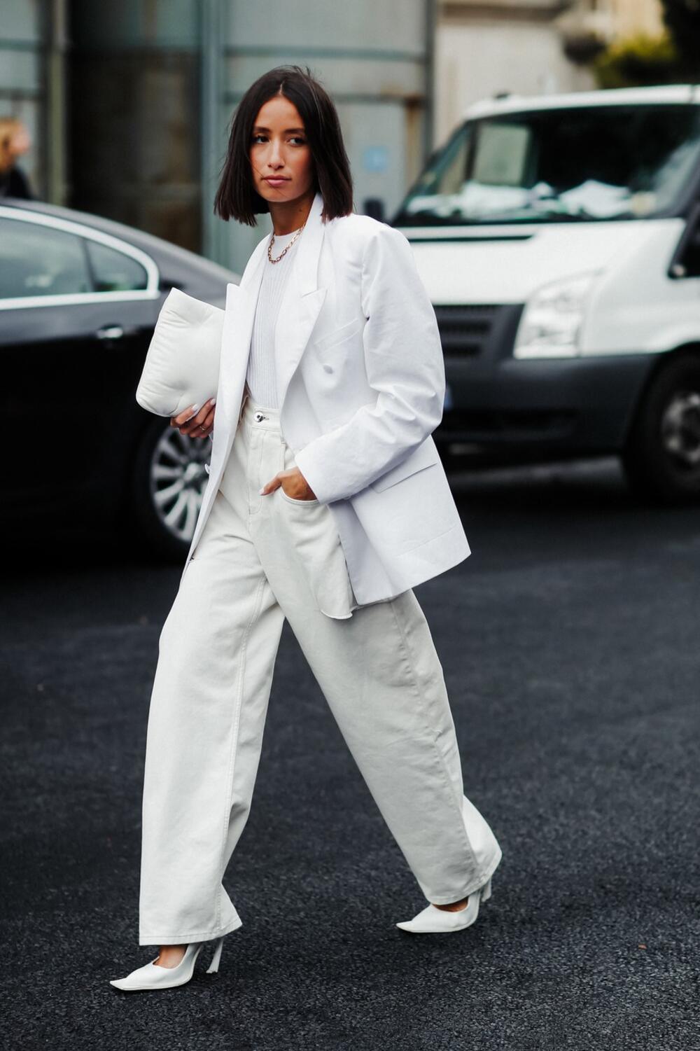 Aleksandra Gerlen u Parizu u širokim, belim farmerkama