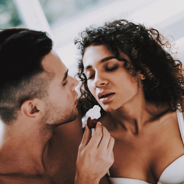 Vreli trend u krevetu obožavan još u staroj Grčkoj može da bude vrlo opasan: Pojačava uživanje i strast, ali &ndash; uz rizik