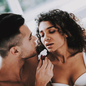 Vreli trend u krevetu obožavan još u staroj Grčkoj može da bude vrlo opasan: Pojačava uživanje i strast, ali &ndash; uz rizik