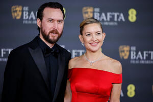 Duh starog Holivuda s potpisom Prade: Kejt Hadson u crvenoj haljini očarala sve na dodeli BAFTA nagrada