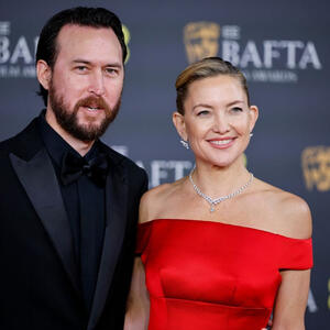 Duh starog Holivuda s potpisom Prade: Kejt Hadson u crvenoj haljini očarala sve na dodeli BAFTA nagrada