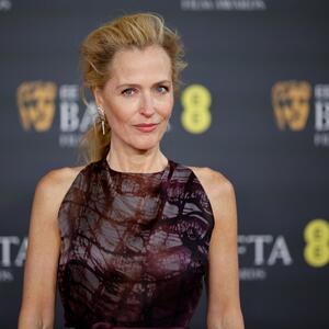 Moćno izdanje Džilijan Anderson: Glumica u haljini srpske dizajnerke očarala sve na dodeli BAFTA nagrada
