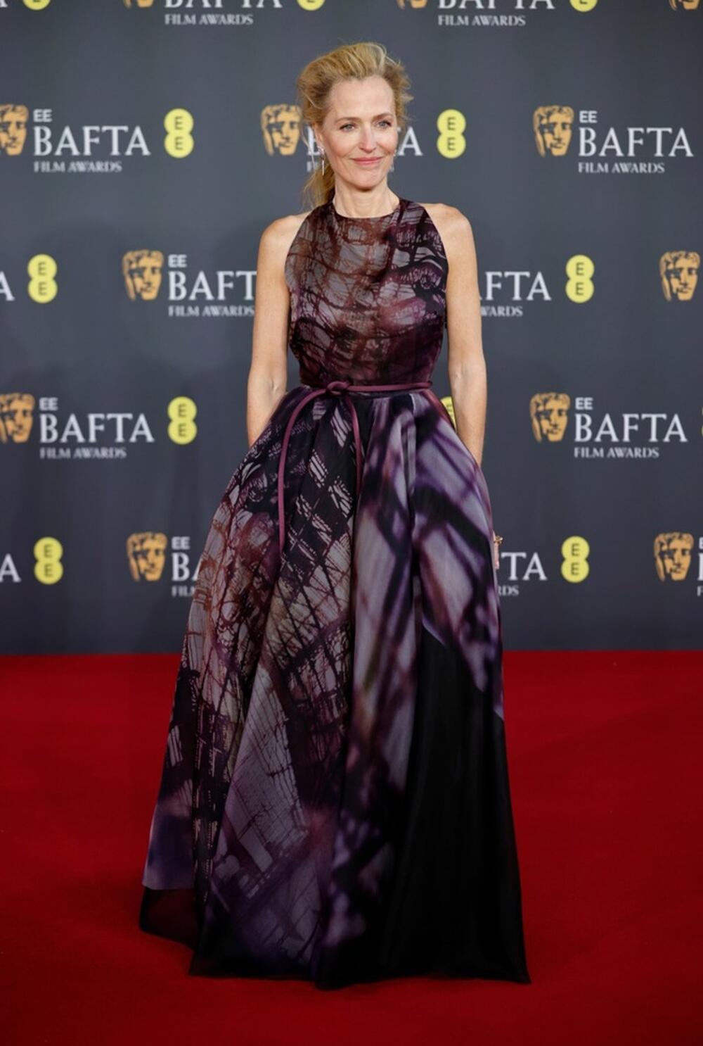 <p>Glumica Džilijan Anderson za dodeli BAFTA nagrada obukla je haljinu srpske dizajnerke Roksande Ilinčić i dospela među najbolje odevene dame u Londonu.</p>