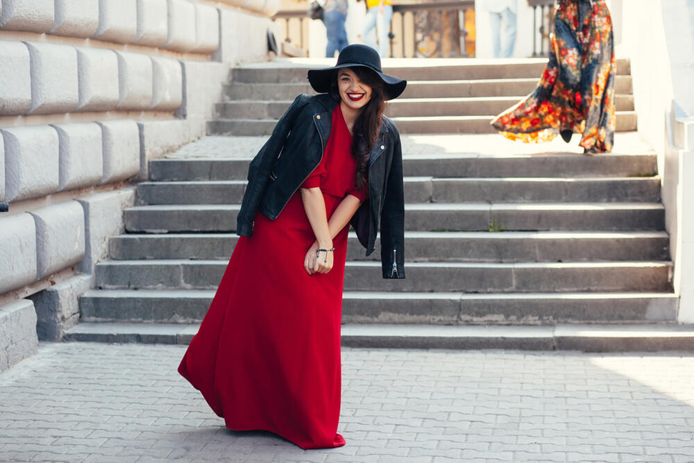 UZ KOŽNU JAKNU MAKSI HALJINA JE ODLIČNA ZA PROLEĆE