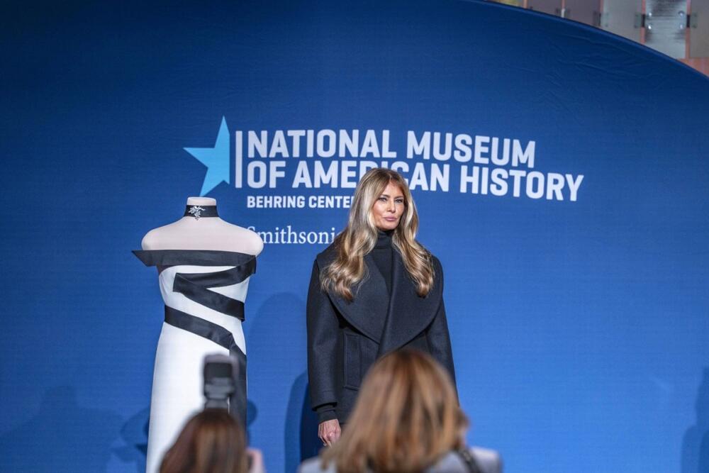 Prva dama Amerike Melanija Tramp donirala je muzeju Smithsonian haljinu sa druge inauguracije 2025. godine