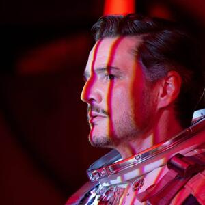 Nežan poljubac u rame otklonio sve dileme? Ove fotografije bi mogle da budu kraj nagađanjima je li slavni glumac gej