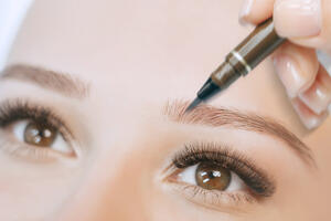 Kako se pravilno koristi olovka za obrve? Samo jedan potez može da podigne izgled na viši nivo ili da ga upropasti