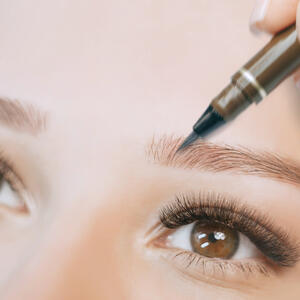 Kako se pravilno koristi olovka za obrve? Samo jedan potez može da podigne izgled na viši nivo ili da ga upropasti