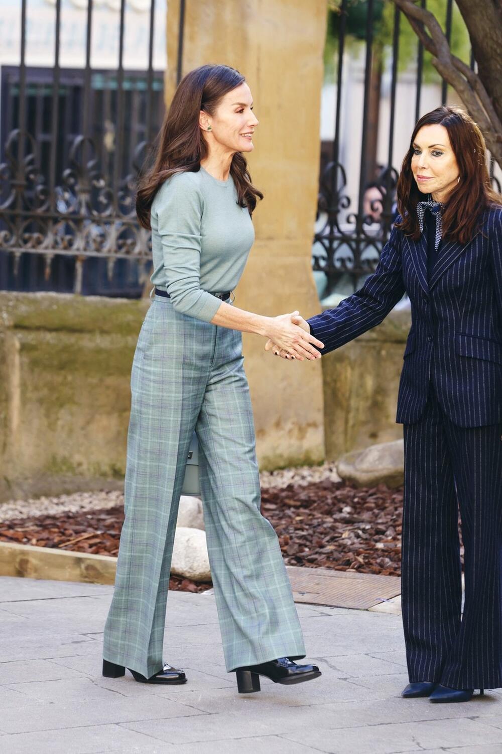 Pantalone koje nosi kraljica Leticija su praktične, udobne i elegantne