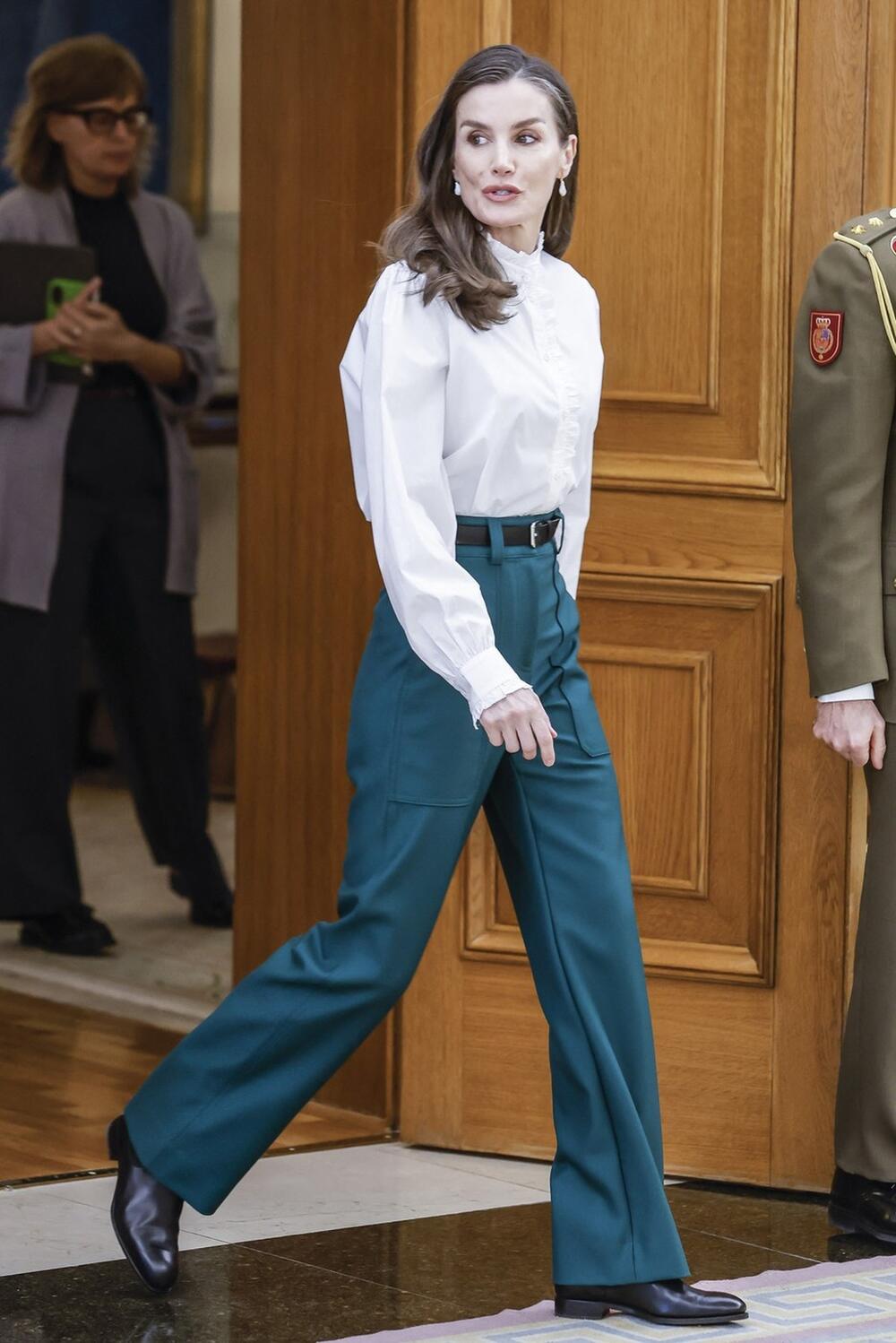 Pantalone sa visokim strukom su idealne za skrivanje viška na stomaku