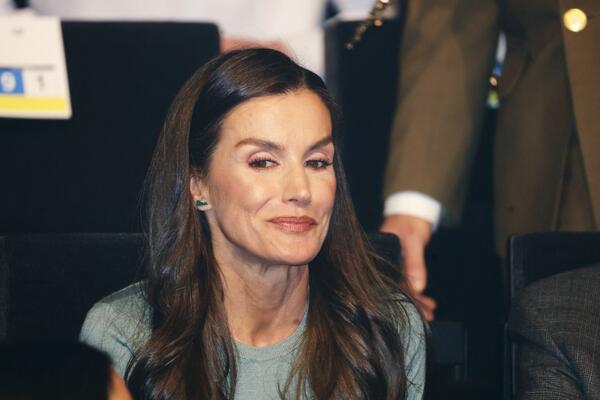 Omiljene cipele koje nosi 32. put & pantalone koje "brišu" 10 cm u struku: Izdanje kraljice Leticije iz modnih udžbenika