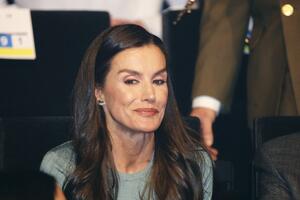 Omiljene cipele koje nosi 32. put & pantalone koje "brišu" 10 cm u struku: Izdanje kraljice Leticije iz modnih udžbenika