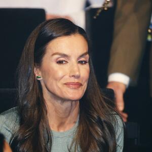 Omiljene cipele koje nosi 32. put & pantalone koje "brišu" 10 cm u struku: Izdanje kraljice Leticije iz modnih udžbenika