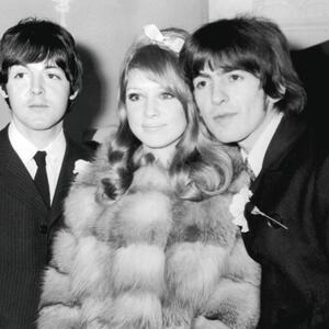 Obojica su joj pisali pesme, ludo voleli i besomučno varali: Burna priča neobičnog ljubavnog trougla u svetu poznatih