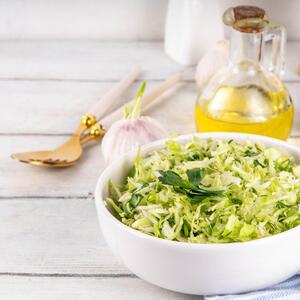 Salata sa kupusom i hrskavom slaninom gotova za 20 minuta: Recept za odličan dodatak uz meso koji će se odmah razgrabiti