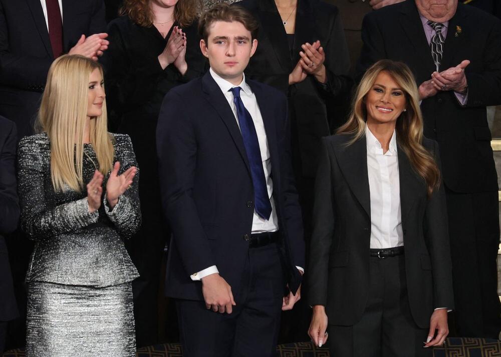 <p>Supruga američkog predsednika Melanija Tramp pojavila se nedavno u sivom odelu modne kuće Dolče&Gabana i objasnila šta znači sofisticiran poslovni stajling.</p>