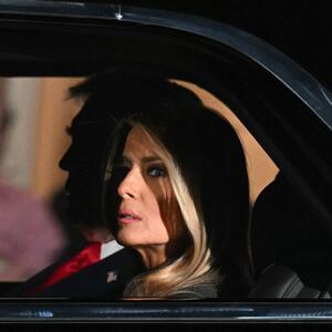 Poslovni stil Melanije Tramp za modnu istoriju: Prva dama Amerike u sofisticiranom & moćnom odelu privukla sve poglede