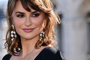Nova frizura, predivne minđuše, ali svi gledaju u NJU: Mala crna haljina u režiji Penelope Kruz ukrala sve poglede