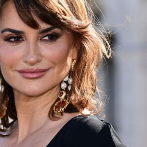 Nova frizura, predivne minđuše, ali svi gledaju u NJU: Mala crna haljina u režiji Penelope Kruz ukrala sve poglede