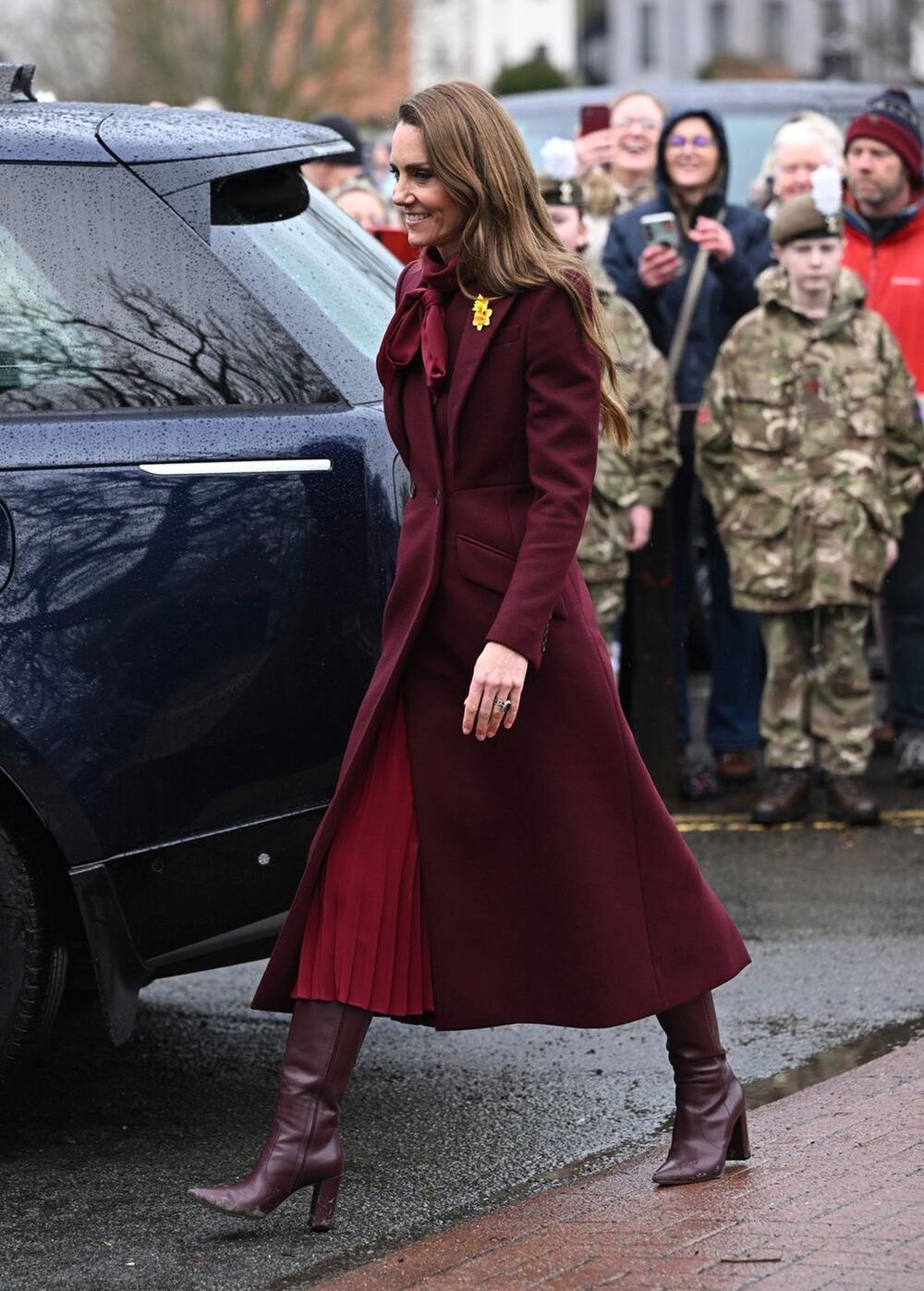 <p>Princeza od Velsa kao i&nbsp; uvek servirala nam je moćan stajling u bordo boji, a posebnu pažnju su izazvali žuti modni detalji.</p>