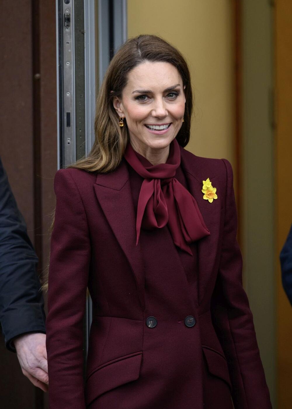 <p>Princeza od Velsa kao i&nbsp; uvek servirala nam je moćan stajling u bordo boji, a posebnu pažnju su izazvali žuti modni detalji.</p>