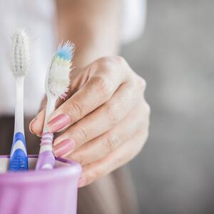 Kada OBAVEZNO treba baciti staru četkicu za zube? Sigurno vam se desilo u poslednjih nekoliko meseci, a niste znali