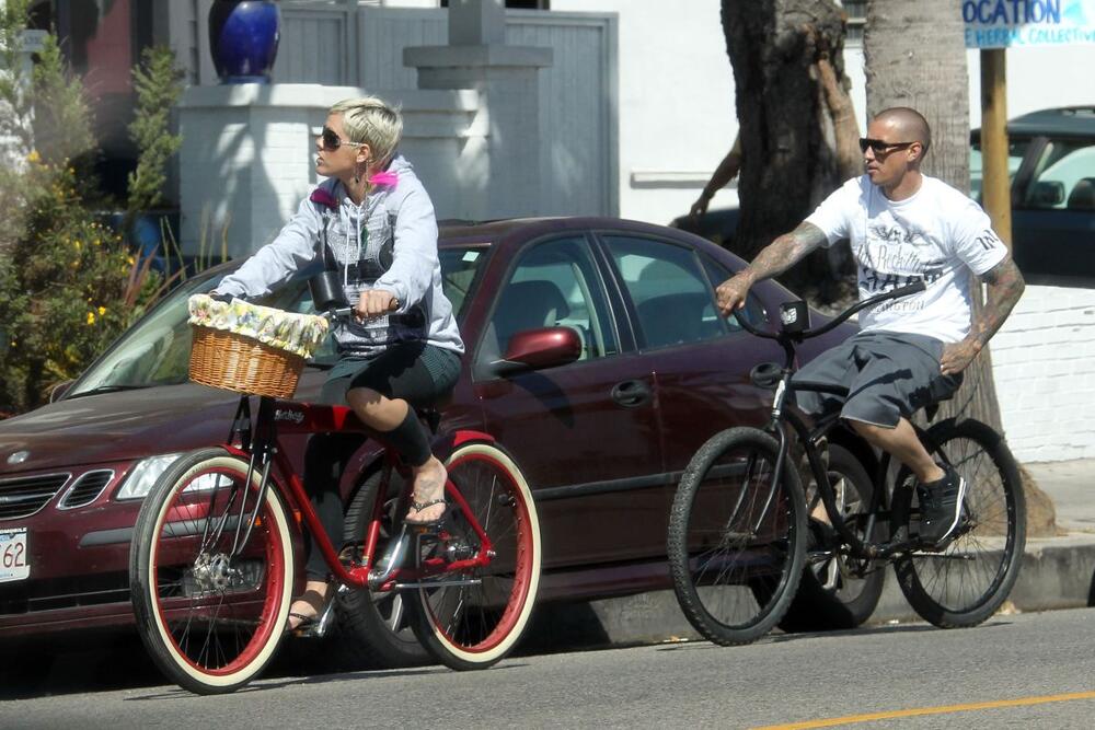 PINK DEMANTOVALA GLASINE O RAZVODU 