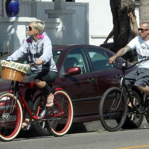 "Moja deca ništa ne znaju": Nakon šuškanja o razvodu posle 20 godina braka pevačica se besno obratila tabloidima
