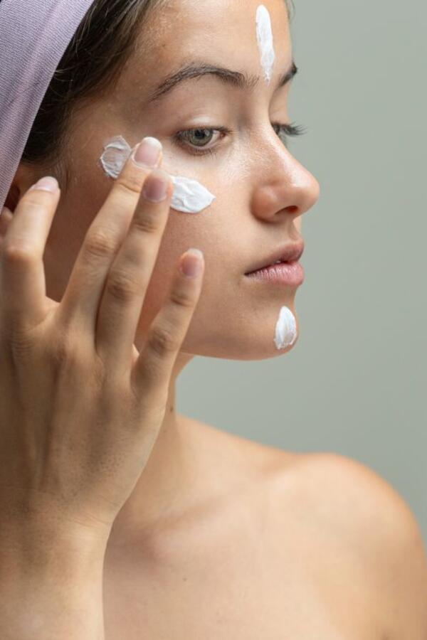 Kako se nanosi prajmer? Vodič korak po korak uz pomoć kojeg ćete imati besprekoran ten