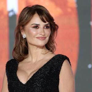 Modna iluzija koja vaja liniju i čini čuda: Penelope Kruz ponela materijal koji je potpuno NENOSIV na crvenom tepihu