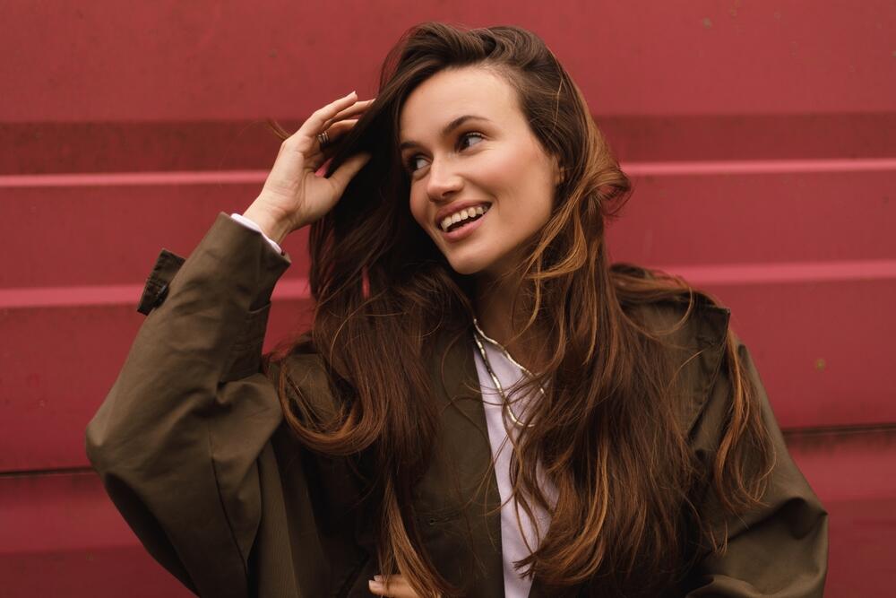 Duga, sveže ofarbana kosa