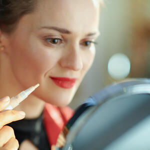 Skida 10 godina s lica i širi oči kao 3 kafe: Samo jedan potez ajlajnerom je dovoljan za svežiji izgled