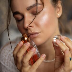 5 prolećnih parfema zbog kojih će ljudi biti omamljeni pored vas: Hipnotišuće cvetne note im daju nezaboravan miris