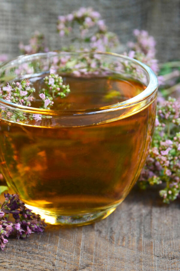 Ko treba da pije čaj od origana? O njemu kruži mnogo zabluda, ali ima i ogromne zdravstvene prednosti