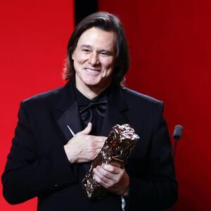 "Nosi li on to MASKU?! Pogledajte mu vrat!" Svi pričaju o licu i očima Džima Kerija, a teoretičari zavere su van sebe